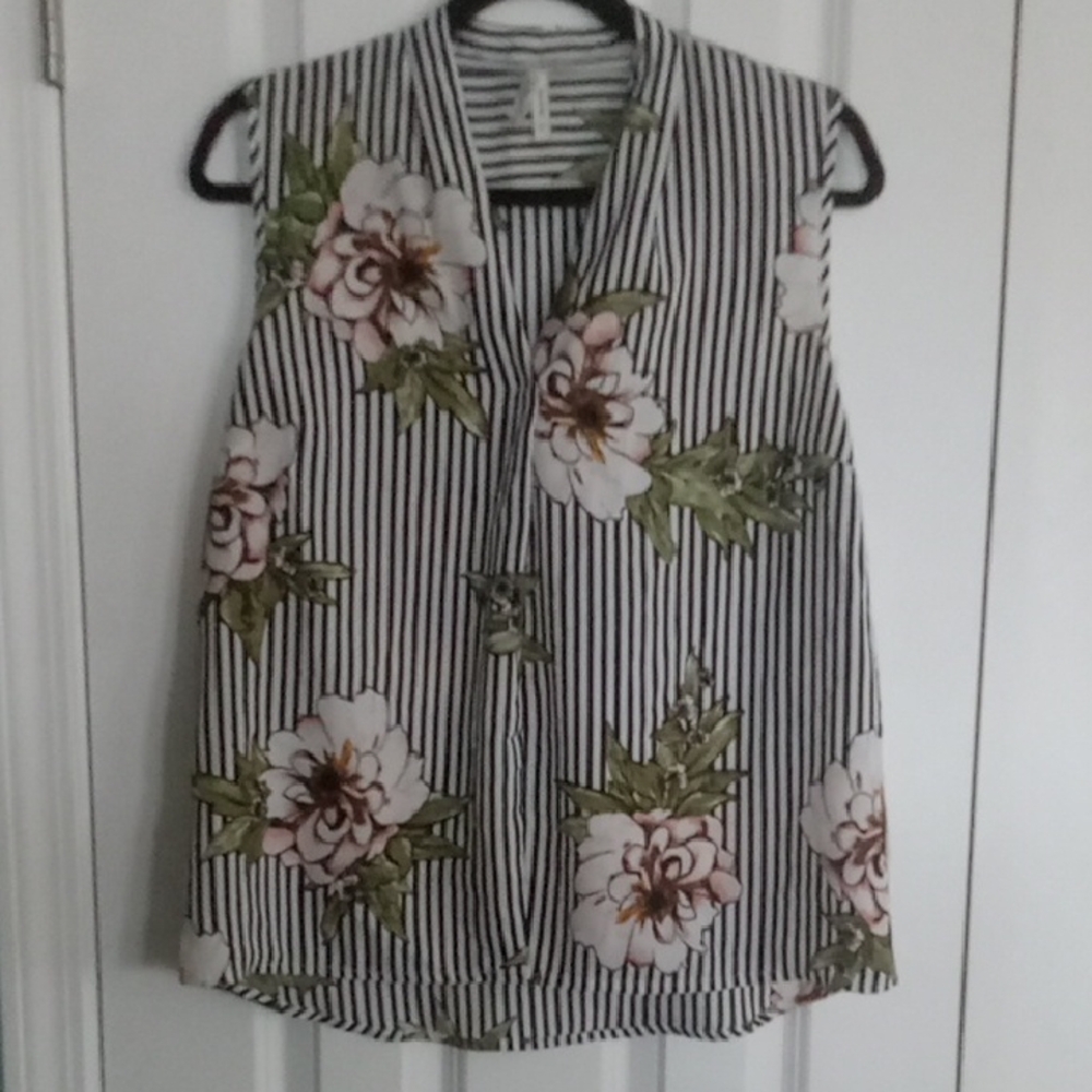 Live 4 Truth Black and White Floral Blouse